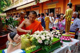 Người Khmer tắm tượng Phật trong ngày Tết Chôl Chnăm Thmây 2018. (Ảnh: Thế Anh/TTXVN)