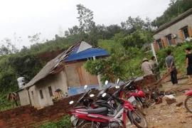 Mưa lốc khiến nhiều ngôi nhà tại thành phố Yên Bái, tỉnh Yên Bái bị tốc mái. (Nguồn: TTXVN phát)
