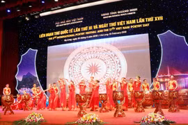 Chương trình trống hội khai mạc Đêm thơ. (Ảnh: Văn Đức/TTXVN)