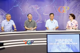 Các đại biểu tham gia tọa đàm tại điểm Cổng Thông tin điện tử Chính phủ. (Ảnh: Văn Điệp/TTXVN)