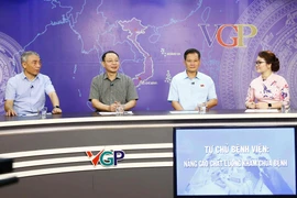 Các đại biểu tham gia tọa đàm tại điểm Cổng Thông tin điện tử Chính phủ. (Ảnh: Văn Điệp/TTXVN)