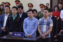 Các bị cáo nghe Hội đồng xét xử tuyên án. (Ảnh: Vũ Hà/TTXVN)