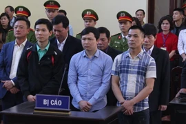 Các bị cáo nghe Hội đồng xét xử tuyên án. (Ảnh: Vũ Hà/TTXVN)