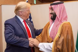 Tổng thống Mỹ Donald Trump (trái) và Thái tử Saudi Arabia Mohammed bin Salman trong cuộc gặp tại Osaka, Nhật Bản, ngày 29/6/2019. (Nguồn: AFP/TTXVN)