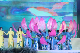 Tiết mục biểu diễn văn nghệ tại lễ trao giải Cuộc thi Duyên dáng Áo dài Thành phố Hồ Chí Minh lần thứ 6. (Ảnh: Gia Thuận/TTXVN)