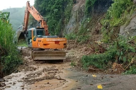 Hòa Bình: Sạt lở đất đá do mưa lũ, Quốc lộ 6 ách tắc nhiều giờ