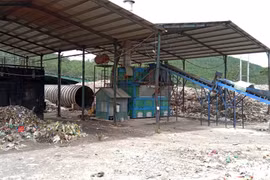 Toàn bộ dây chuyền, công nhân của nhà máy xử lý chất thải rắn thành phố Đà Lạt đã ngừng hoạt động. (Ảnh: Đặng Tuấn/TTXVN)