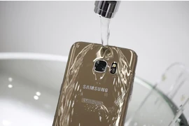 Hình ảnh điện thoại Samsung Glãy S7 trong một đoạn quảng cáo với tính năng chống nước. (Nguồn: Reuters)