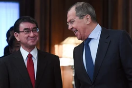 Ảnh tư liệu: Ngoại trưởng Nga Sergei Lavrov (phải) và Ngoại trưởng Nhật Bản Taro Kono trong cuộc gặp tại Moskva ngày 14/1/2019. (Nguồn: AFP/TTXVN)