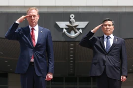 Bộ trưởng Quốc phòng Hàn Quốc Jeong Kyeong-doo (phải) và quyền Bộ trưởng Quốc phòng Mỹ Patrick Shanahan tại lễ đón ở Seoul ngày 3/6/2019. (Nguồn: Yonhap/TTXVN)