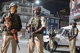 Binh sỹ Ấn Độ gác tại Maisuma, Srinagar, ngày 4/8/2019. (Nguồn: AFP/TTXVN)
