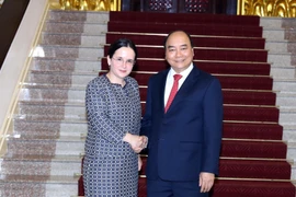 Thủ tướng Nguyễn Xuân Phúc tiếp Quốc vụ khanh Romania Monica Gheorghita. (Ảnh: Thống Nhất/TTXVN)