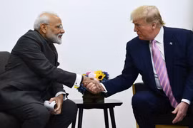 Thủ tướng Ấn Độ Narendra Modi (trái) và Tổng thống Mỹ Donald Trump tại cuộc hội đàm bên lề Hội nghị thượng đỉnh G20 ở Osaka, Nhật Bản ngày 28/6/2019. (Nguồn: AFP/TTXVN)