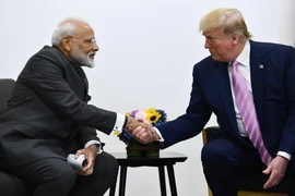 Thủ tướng Ấn Độ Narendra Modi (trái) và Tổng thống Mỹ Donald Trump tại cuộc hội đàm bên lề Hội nghị thượng đỉnh G20 ở Osaka, Nhật Bản ngày 28/6/2019. (Nguồn: AFP/TTXVN)