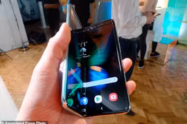 Điện thoại màn hình gập Galaxy Fold. (Nguồn: APP)