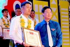 Bí thư thứ nhất Trung ương Đoàn Lê Quốc Phong trao tặng danh hiệu 'Người thợ trẻ giỏi' cho 34 cá nhân tiêu biểu. (Ảnh: Văn Đức/TTXVN)