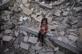 Cảnh đổ nát sau các vụ không kích của Israel xuống dải Gaza ngày 5/5. (Nguồn: THX/TTXVN)
