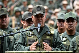 Bộ trưởng Quốc phòng Venezuela Vladimir Padrino phát biểu tại cuộc họp báo ở Caracas. (Nguồn: AFP/TTXVN)