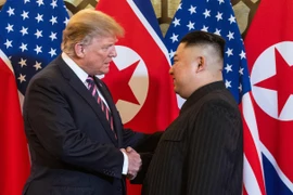 Tổng thống Mỹ Donald Trump (trái) trong cuộc gặp với Nhà lãnh đạo Triều Tiên Kim Jong-un tại Hà Nội, Việt Nam ngày 27/2. (Nguồn: AFP/TTXVN)