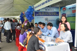 Thí sinh tìm hiểu thông tin tại gian hàng của các trường. (Ảnh: Thu Hoài/TTXVN)