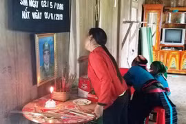 Tặng huy hiệu “tuổi trẻ dũng cảm” cho hai thanh niên giúp dân trong lũ