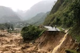 Tỉnh lộ 4H đi vào huyện Mường Tè (Lai Châu) bị lũ cuốn sạt lở, gây chia cắt giao thông. (Ảnh: Việt Hoàng/TTXVN)