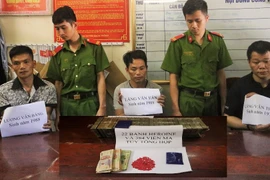 Ba đối tượng cùng tang vật. (Nguồn: TTXVN phát)