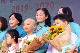 Niềm vui của các cô giáo và bệnh nhi trong ngày khai giảng năm học mới. (Ảnh: Đinh Hằng/TTXVN)