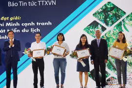 Ban tổ chức trao giải cho các Nhà báo ở thể loại Báo in-báo điện tử. (Ảnh: Mỹ Phương/TTXVN)