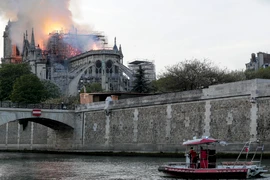 Hiện trường vụ hỏa hoạn tại Nhà thờ Đức Bà ở Paris ngày 15/4/2019. (Nguồn: THX/TTXVN)