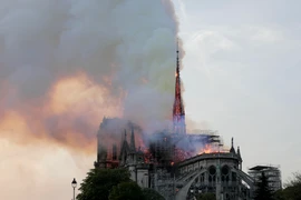 Lửa bốc ngùn ngụt tại hiện trường vụ hỏa hoạn Nhà thờ Đức Bà ở Paris (Pháp) ngày 15/4. (Nguồn: THX/TTXVN)