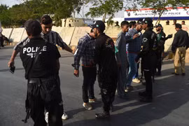 Ảnh tư liệu: Cảnh sát Pakistan kiểm tra an ninh tại Lahore ngày 8/3/2019. (Nguồn: AFP/TTXVN)