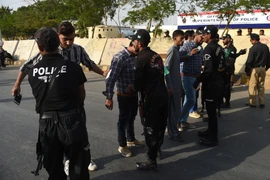 Ảnh tư liệu: Cảnh sát Pakistan kiểm tra an ninh tại Lahore ngày 8/3/2019. (Nguồn: AFP/TTXVN)