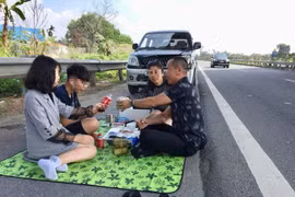 "Mở tiệc" trên cao tốc, tài xế bị phạt tiền, tước giấy phép lái xe 