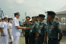 Đại tá Nguyễn Đức Nam (trái) bắt tay tạm biệt trước khi lên tàu rời cảng Tanjung Priok. (Ảnh: Hải Ngọc/Vietnam+)