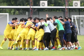 Toàn đội hô quyết tâm trước khi bắt đầu buổi tập ngày 2/9. (Ảnh: Ngọc Linh/TTXVN)