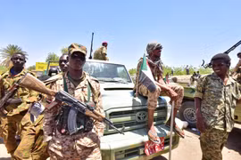 Binh sỹ quân đội Sudan gác gần khu vực trụ sở Bộ Quốc phòng ở thủ đô Khartoum ngày 15/4. (Nguồn: AFP/TTXVN)