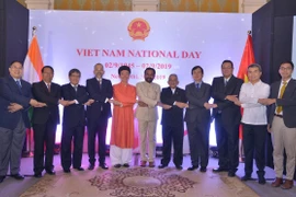 Các vị khách chính tham dự buổi lễ chụp ảnh kỷ niệm. (Ảnh: Huy Lê/Vietnam+)