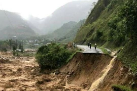 Tỉnh lộ 4H đi vào huyện Mường Tè bị lũ cuốn sạt lở, gây chia cắt giao thông. (Ảnh: Việt Hoàng/TTXVN)