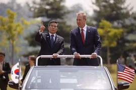 Quyền Bộ trưởng Quốc phòng Mỹ Patrick Shanahan (phải) và Bộ trưởng Quốc phòng Hàn Quốc Jeong Kyeong-doo, tại lễ đón hôm 3/6. (Nguồn: AP)