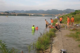 Người dân tập trung bơi lội trên sông Đà. (Ảnh: Thanh Hải/TTXVN)