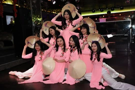 Tiết mục biểu diễn tại “Phiên Chợ tết 2019.” (Ảnh: Anh Đức/Vietnam+)