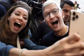Giám đốc điều hành Apple, Tim Cook chụp ảnh tự sướng với một người tham dự sự kiện ngày 10/9 tại Nhà hát Steve Jobs, trụ sở Apple ở Cupertino, California, Mỹ (Nguồn: Getty Images)