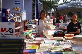 Khách tham quan các gian trưng bày sách tại Hội sách toàn quốc lần thứ 6. (Ảnh: Minh Quyết/TTXVN)