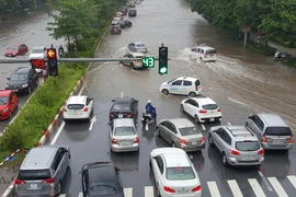 Đường Đàm Quang Trung, quận Long Biên, Hà Nội bị ngập sâu hơn nửa mét. (Ảnh: Đức Thanh/TTXVN)