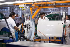 Bên trong một nhà máy sản xuất ôtô ở Mexico. (Nguồn: .theglobeandmail.com)