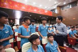 Phó Thủ tướng Vũ Đức Đam nói chuyện thân mật với các học viên trẻ tại Trung tâm thể thao Viettel. (Ảnh: Trọng Đạt/TTXVN)