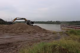 Bãi tập kết vật liệu không phép của Công ty Cổ phần Phúc Long (Long Biên). (Ảnh: Mạnh Khánh/Vietnam+)