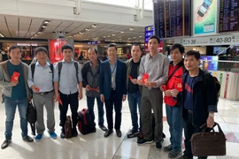Tổng lãnh sự Trần Thanh Huân chụp ảnh lưu niệm với các thuyền viên tàu Aulac Fortune. (Ảnh: Hoài Nam/Vietnam+)