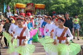 Nghi lễ Nghinh rước trang phục nữ thần Pô Sah Inư từ chân tháp lên tháp chính. (Ảnh: Nguyễn Thanh/TTXVN)